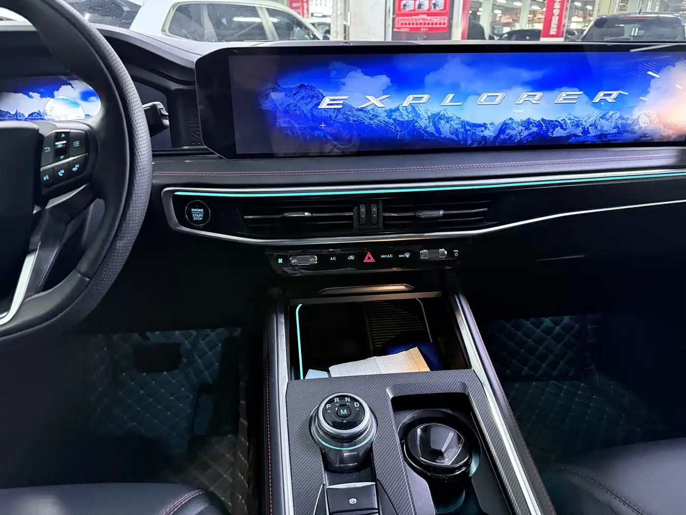 Photo 15 - Ford Explorer