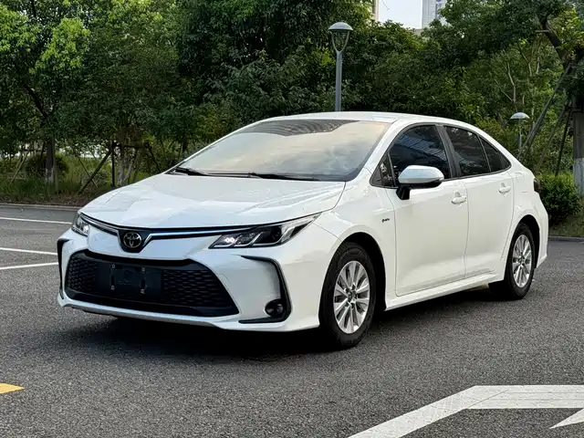 Toyota Corolla 1.8L, интеллектуальный гибрид, два мотора, Флагман