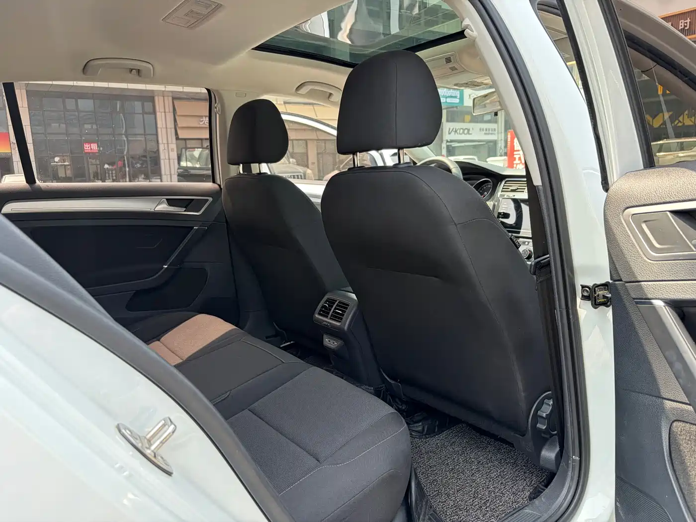 Volkswagen Golf 2020 Beloved Edition 200TSI DSG Comfort фото 5