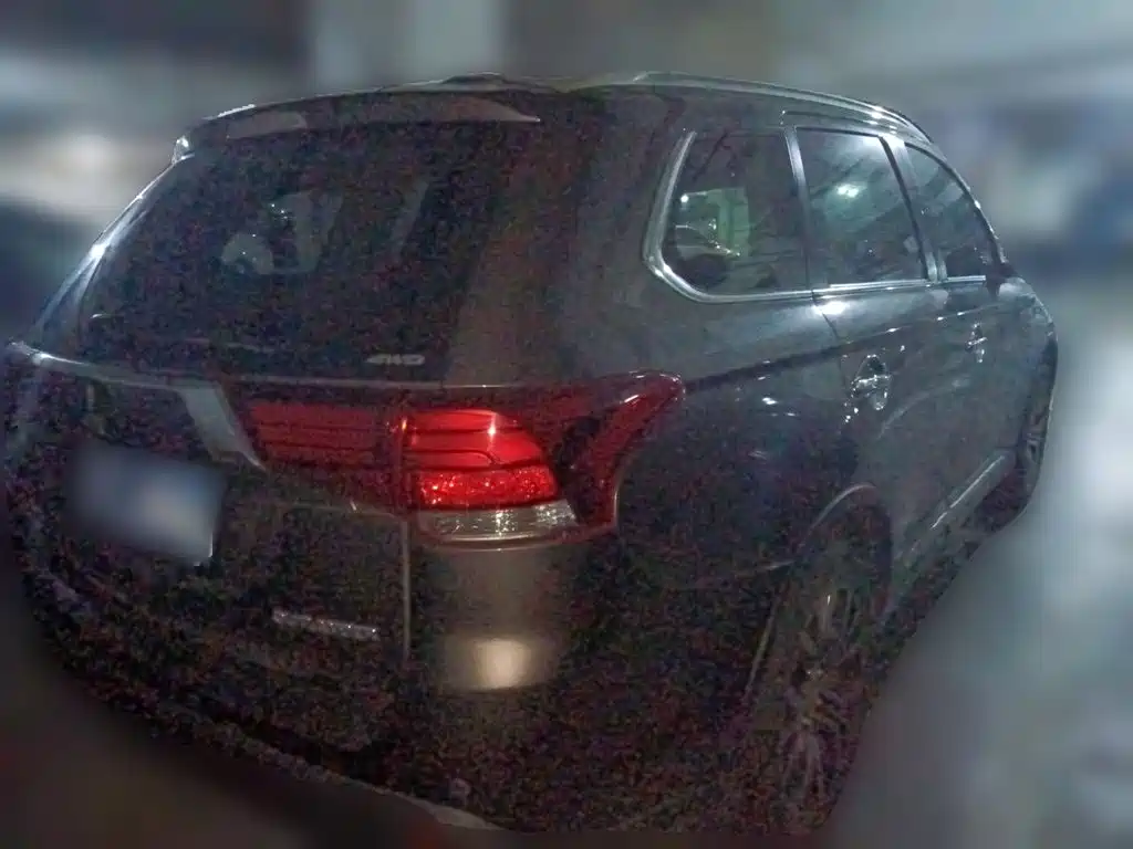 Photo 4 - Mitsubishi Outlander