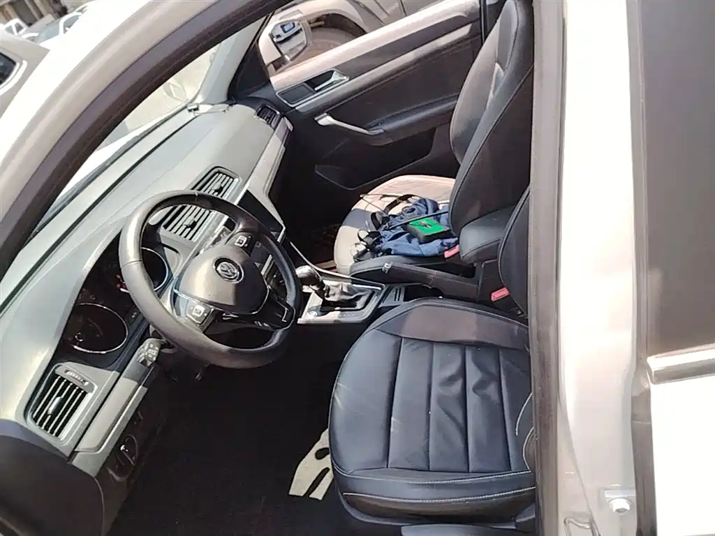 Volkswagen Lavida 2017 1.6L Automatic Comfort Edition фото 16