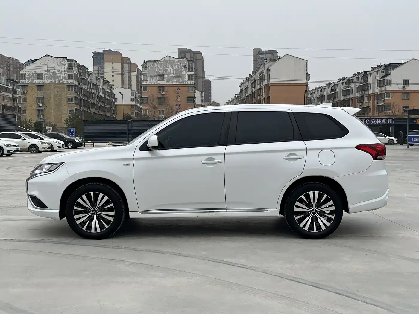 MITSUBISHI OUTLANDER