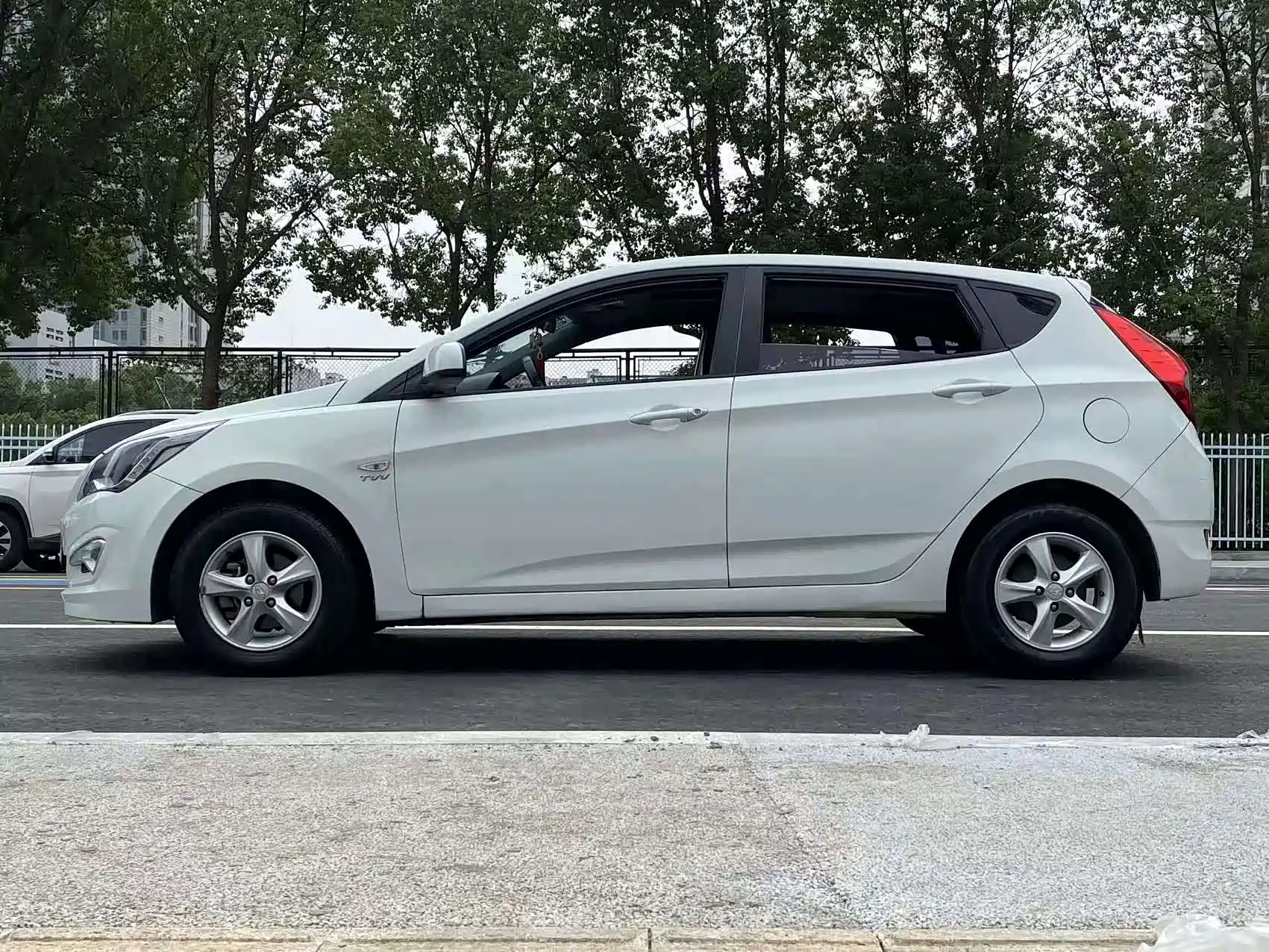 Photo 4 - Hyundai Reina