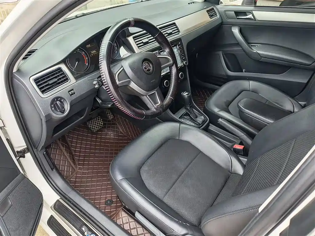 Škoda Skoda Rapid Spaceback 2014 1.6L Automatic Joy Edition фото 10