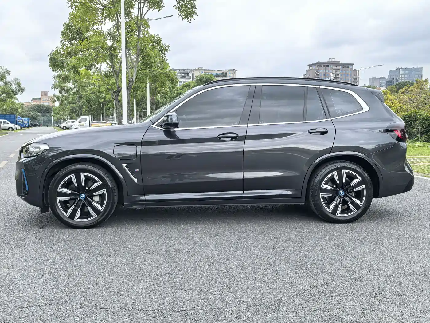BMW iX3 2022 Leading Edition фото 3