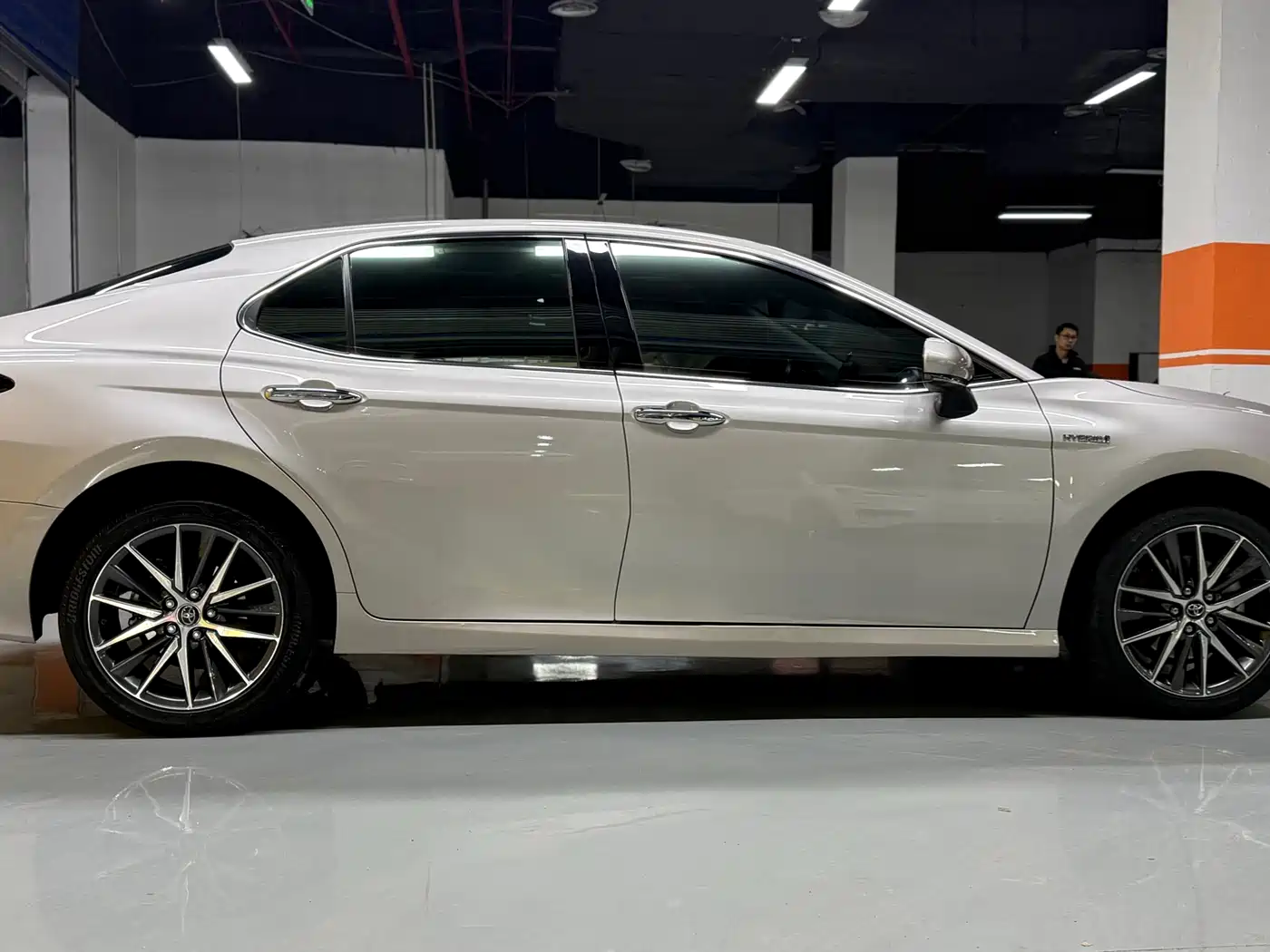 Toyota Camry 2021 Hybrid 2.5HG Luxury Edition фото 4