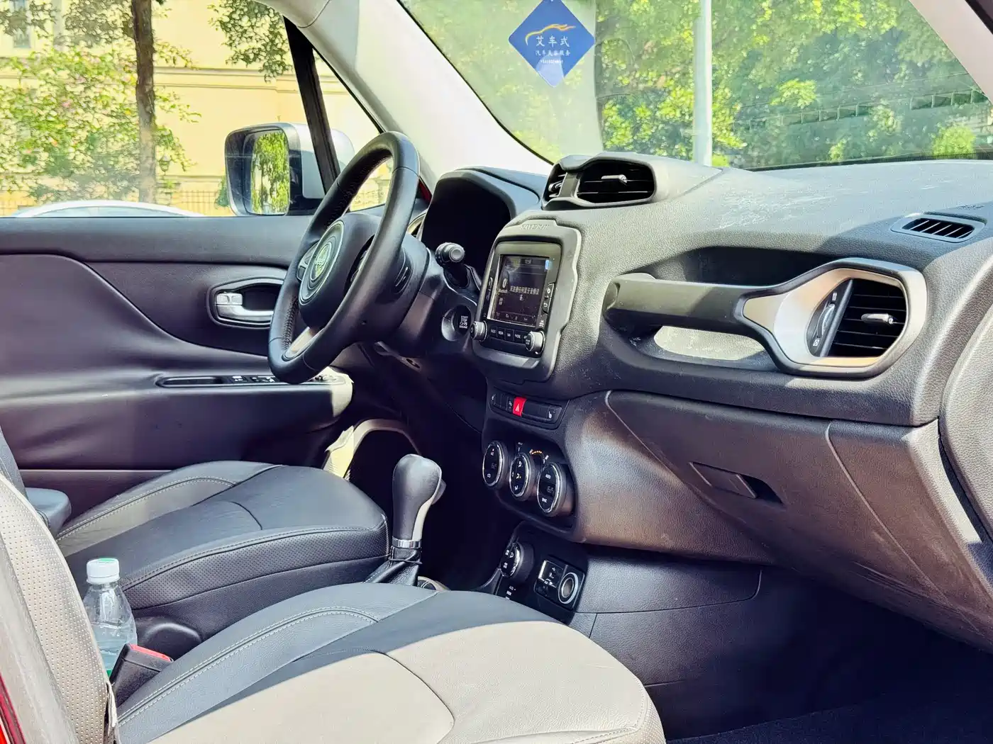 Photo 11 - Jeep Renegade