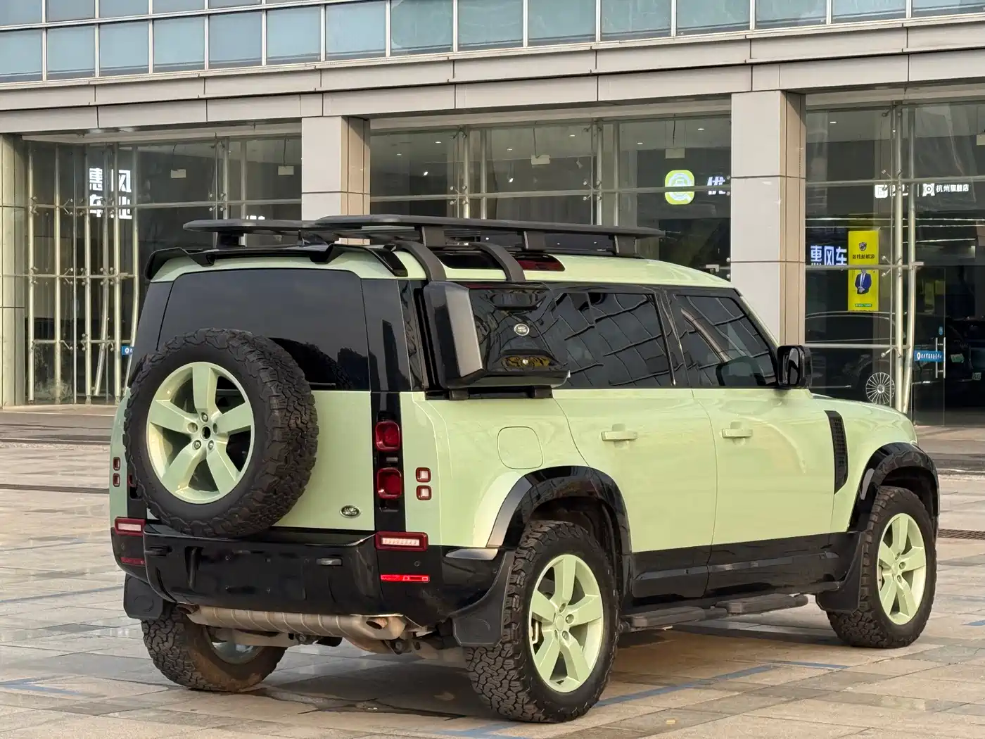 Land Rover Defender 2023 110 3.0T P400 75th Anniversary Legend Edition фото 25