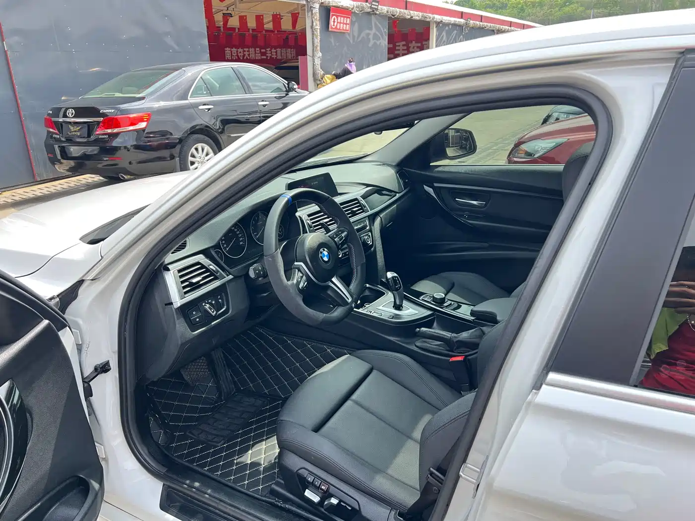 BMW 3 Series 2018 320i M Sport Black Night Edition фото 8