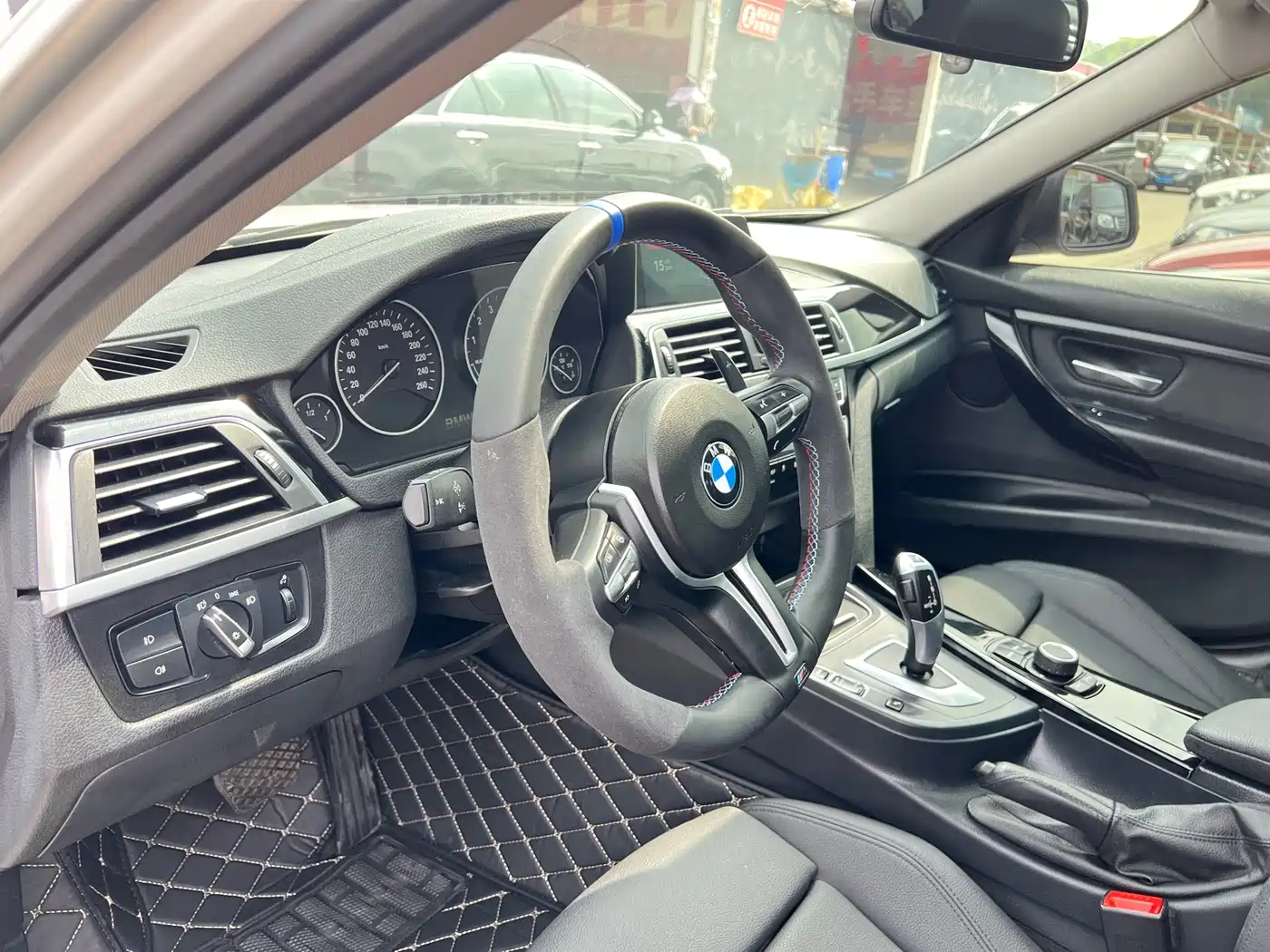 BMW 3 Series 2018 320i M Sport Black Night Edition фото 6