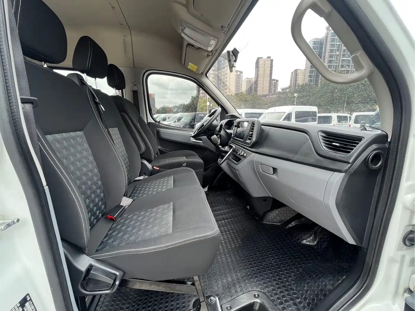 SAIC Maxus Xintu V80 2023 2.0T PLUS Manual All-round King Long Wheelbase Medium Roof 6/7/8/9-seater фото 10