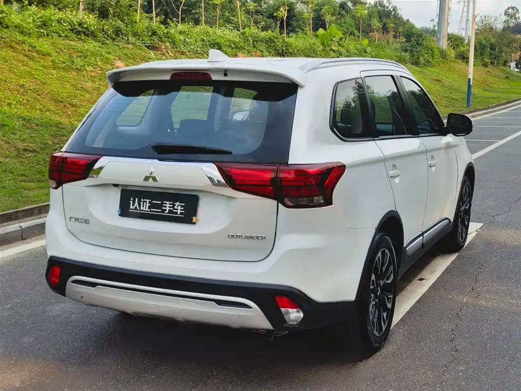 MITSUBISHI OUTLANDER