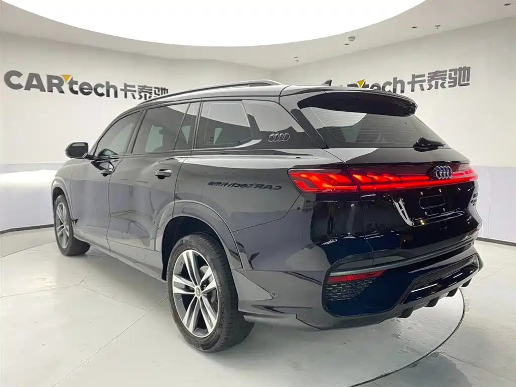 AUDI Q6