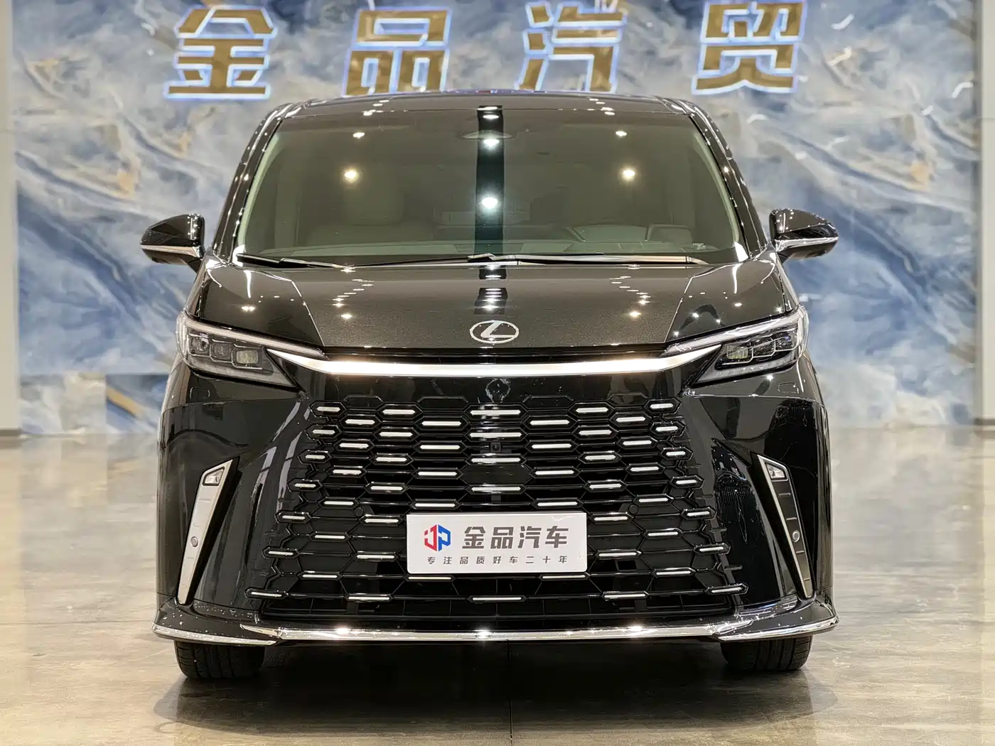 LEXUS LM