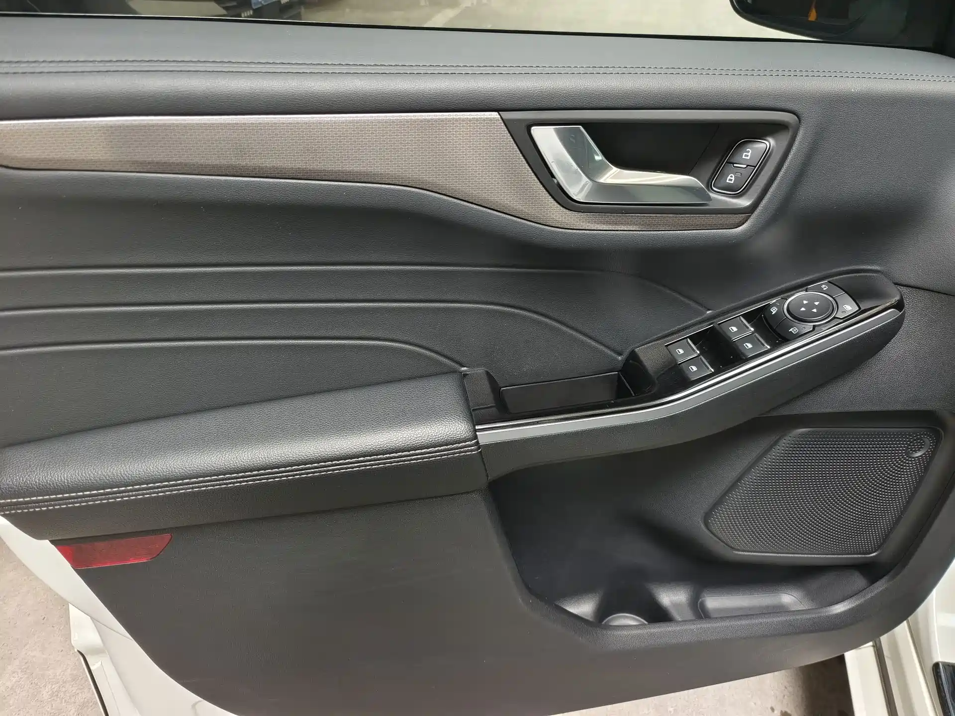 Photo 4 - Ford Escape