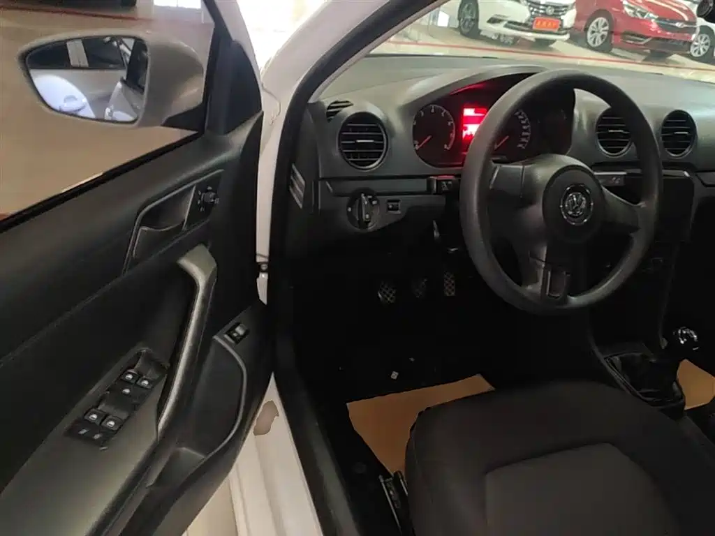 Volkswagen Jetta 2015 1.6L Manual Trend фото 16