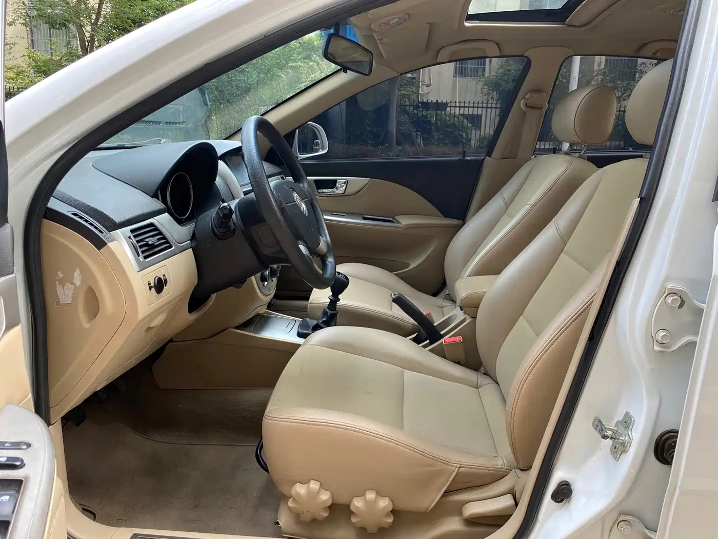 Buick Excelle 2013 1.5L Manual Classic Edition фото 9