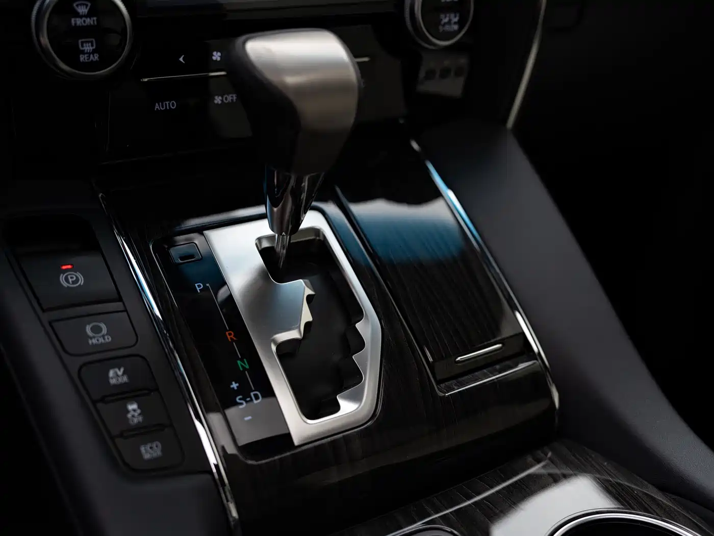 Lexus LM 2020 300h 4-Seat Imperial Edition фото 12