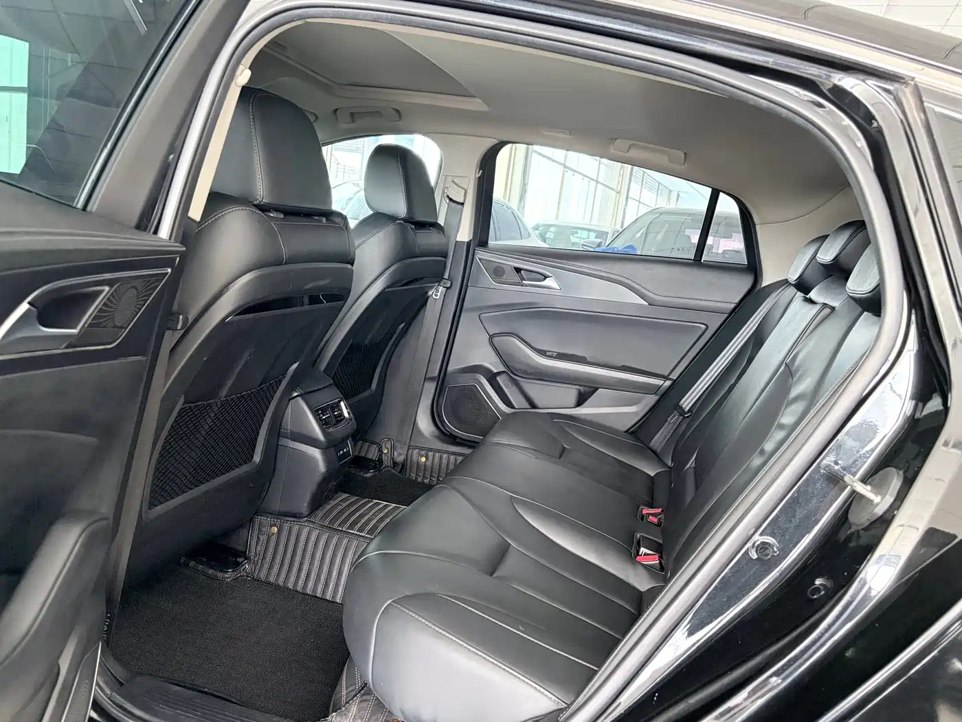 Фото 7 - Hongqi H5