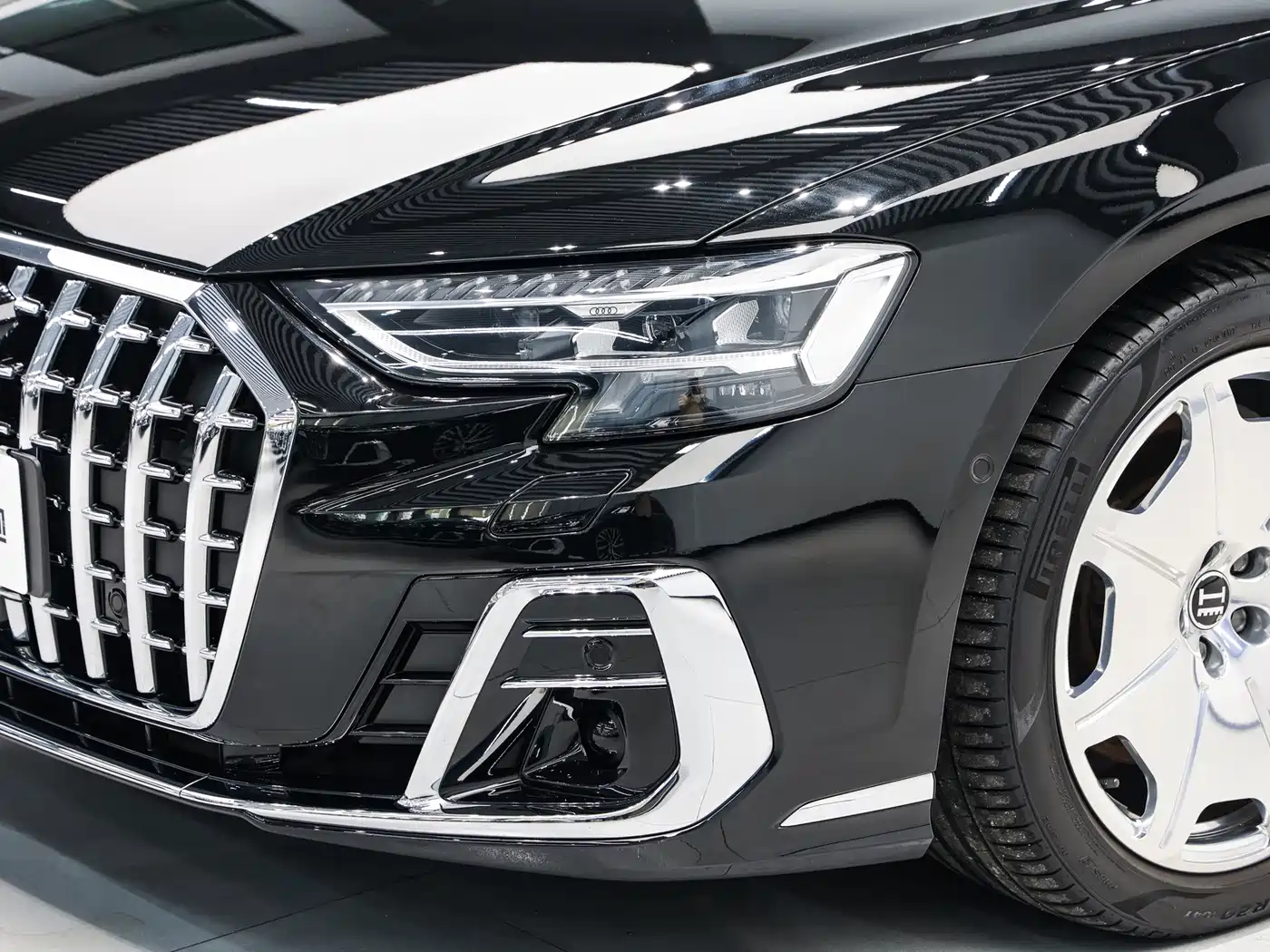 Photo 4 - Audi A8