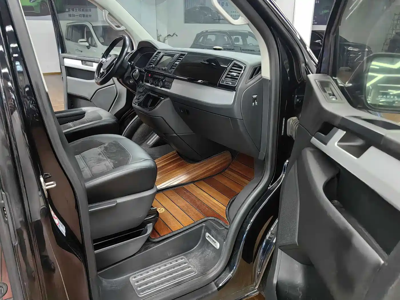 Volkswagen Multivan 2017 2016 2.0TSI 2WD Luxury 7-Seater