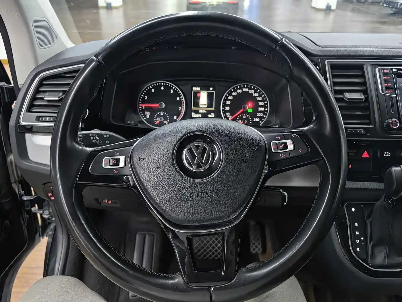 Volkswagen Multivan 2017 2016 2.0TSI 2WD Luxury 7-Seater