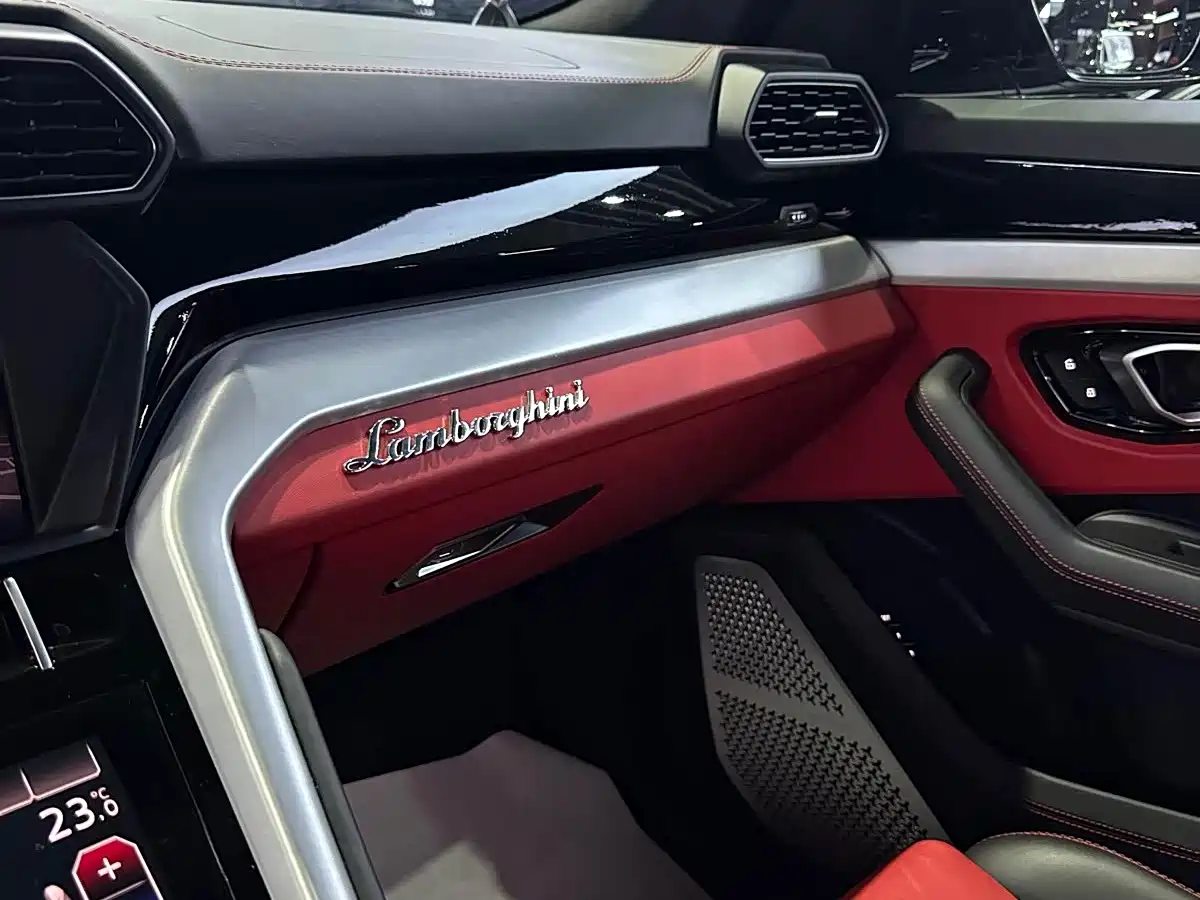 Фото 3 - Lamborghini Urus