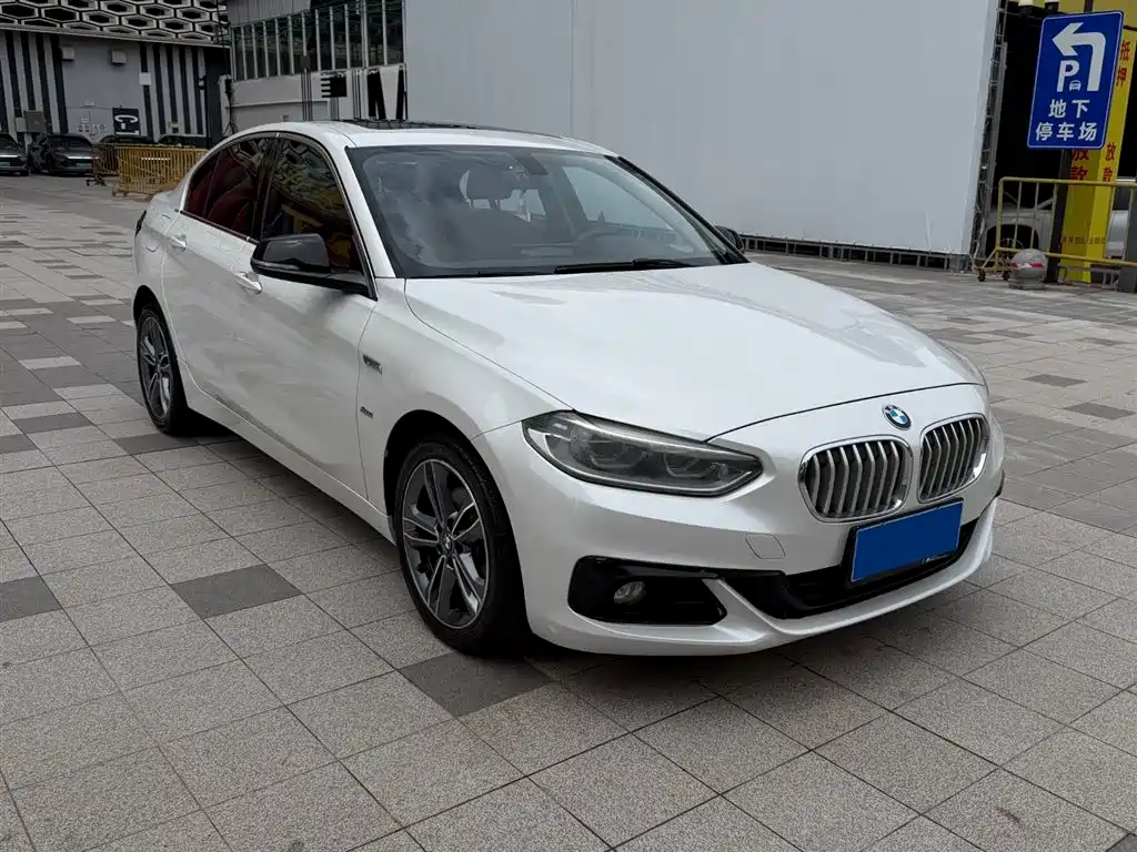 BMW 1 Series 2017 118i Sport фото 3