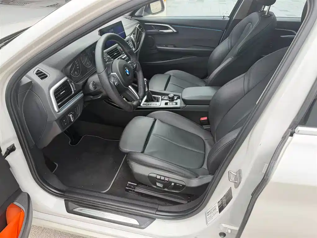 BMW 1 Series 2017 118i Sport фото 5