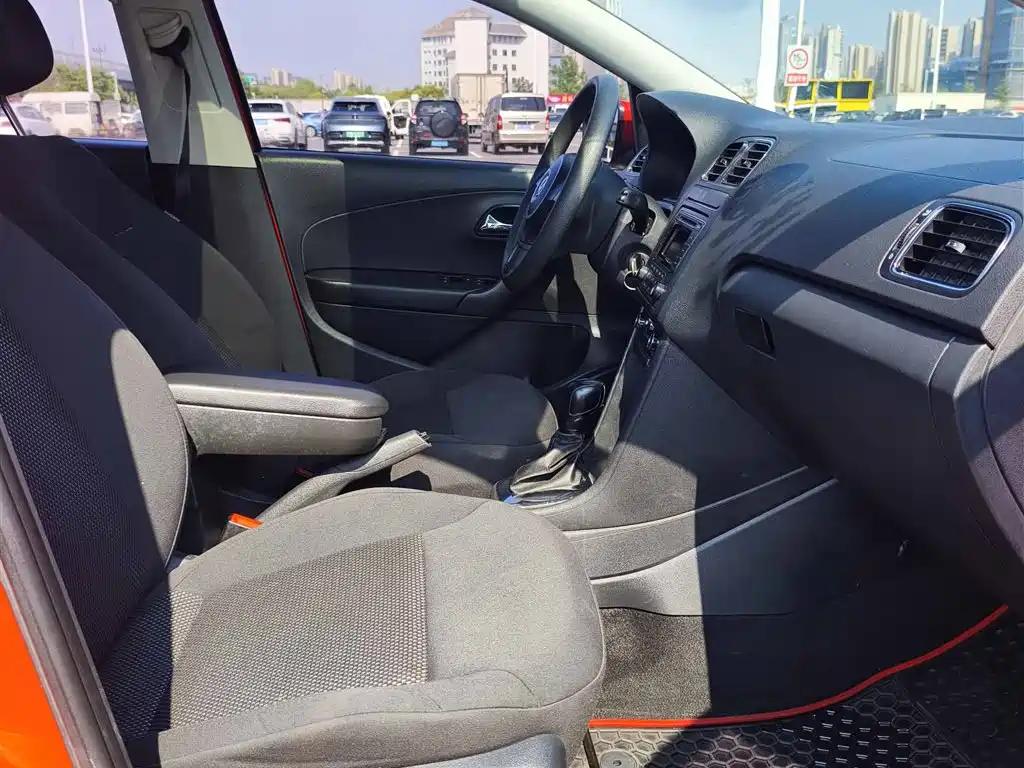 Volkswagen Polo 2013 1.4L Automatic Luxury Edition фото 12