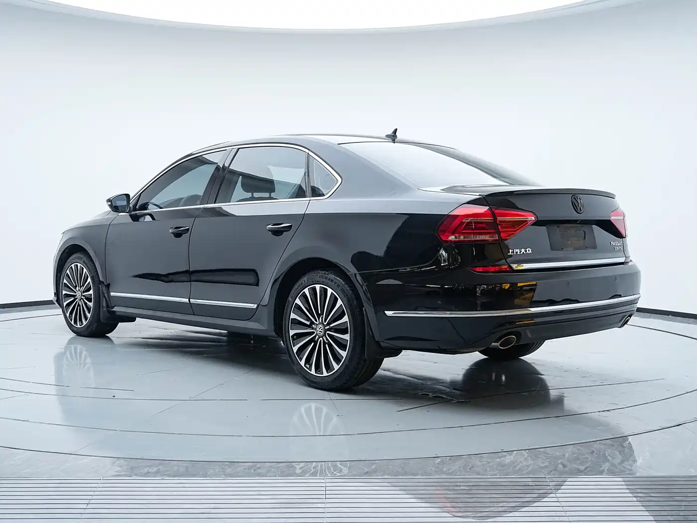 Volkswagen Passat 2016 330TSI DSG Executive Edition фото 23
