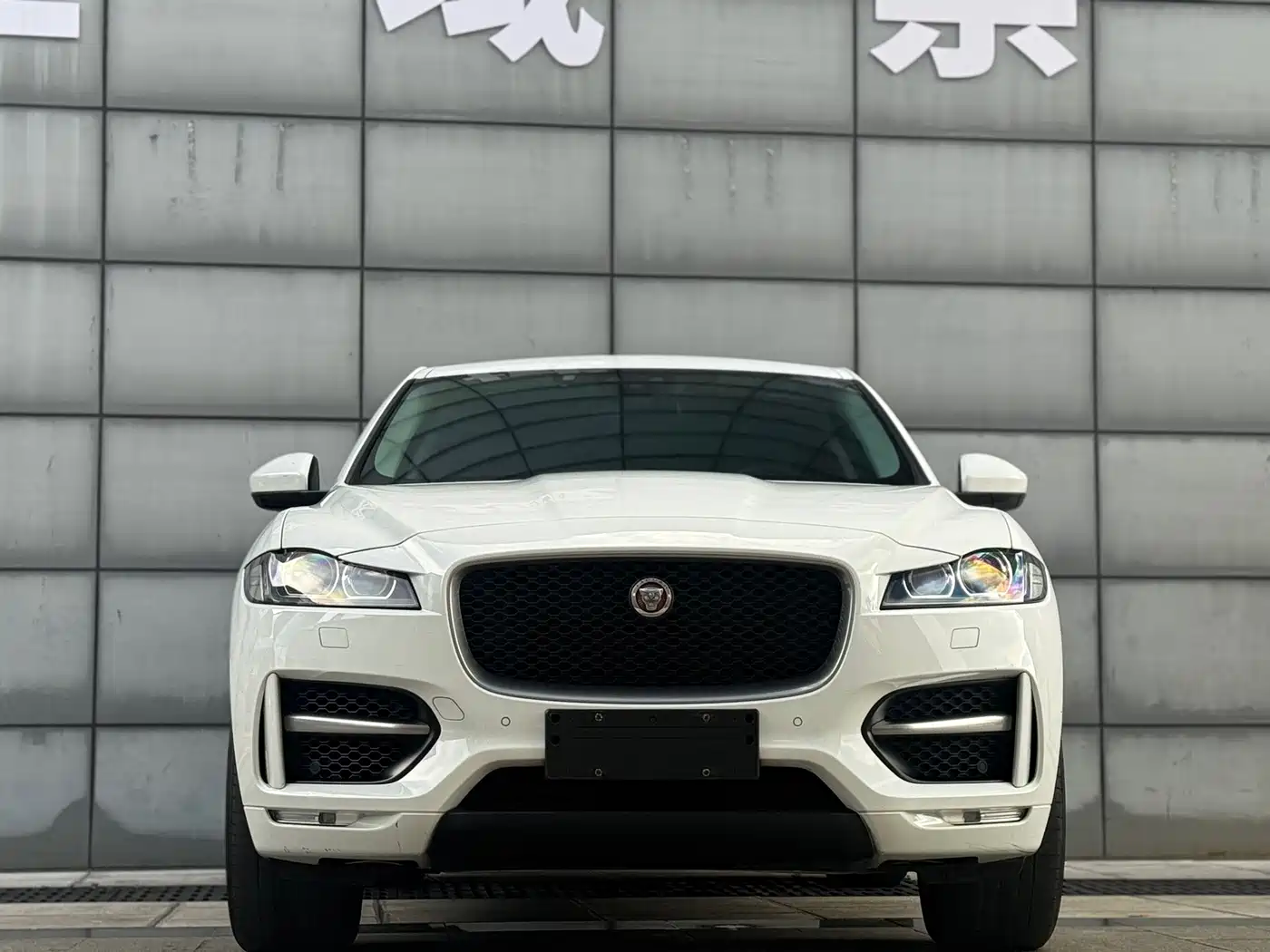 Фото 2 - Jaguar F-PACE
