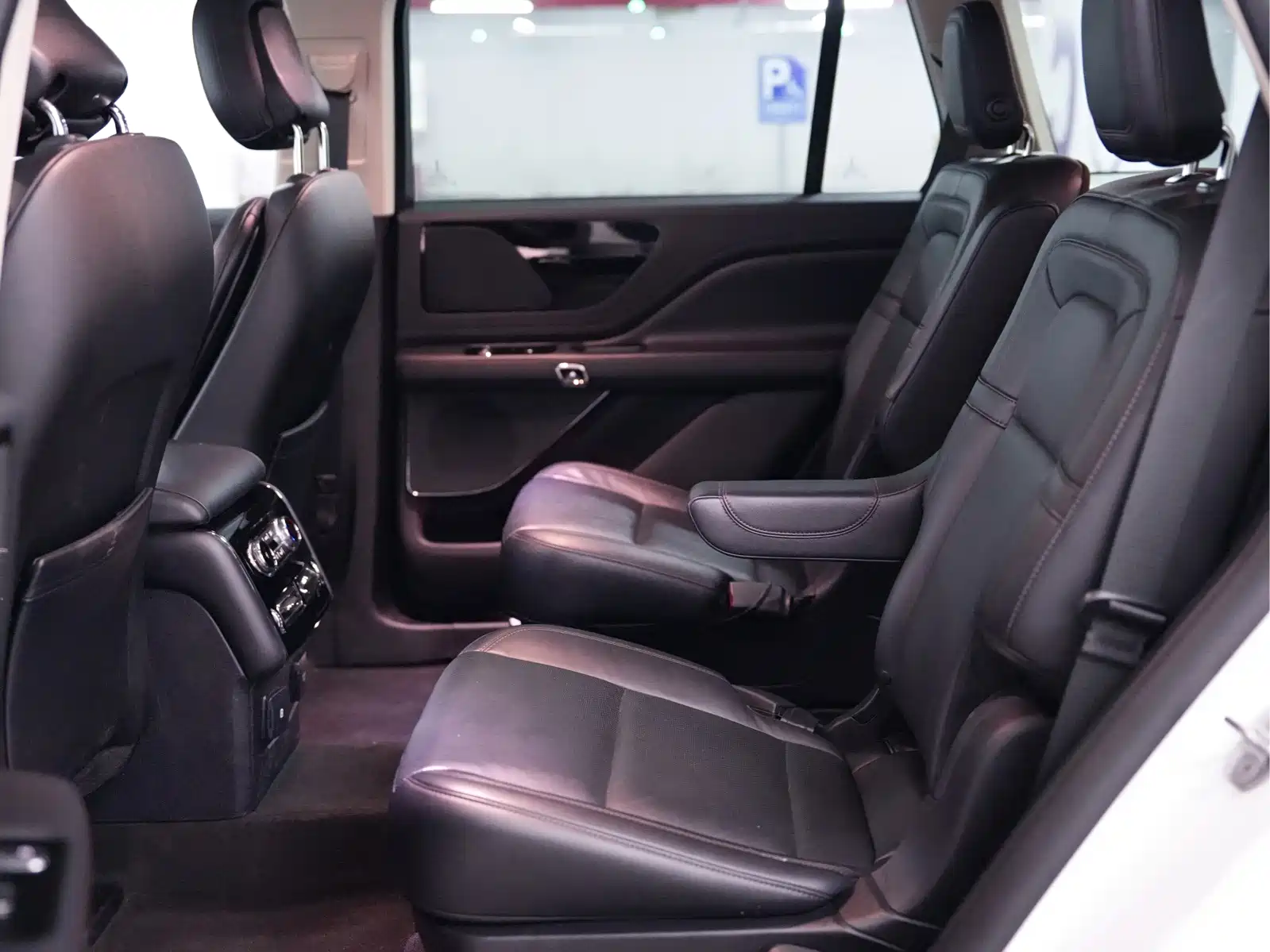 Photo 15 - Lincoln Aviator