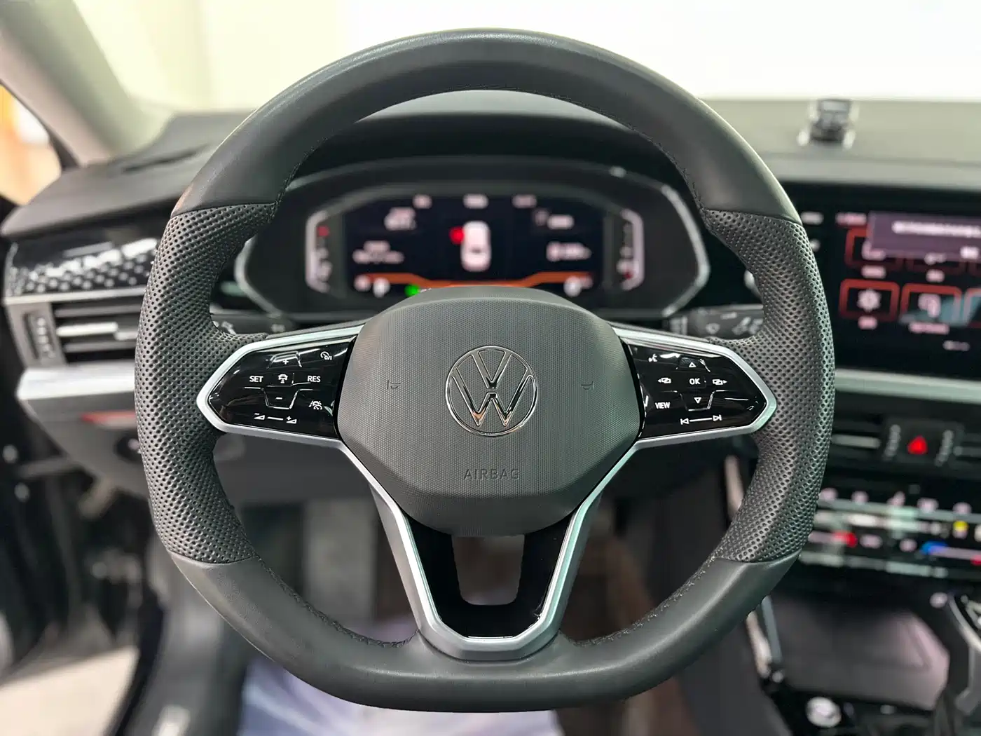 Volkswagen Passat 2024 380TSI Starlight Luxury Edition фото 8