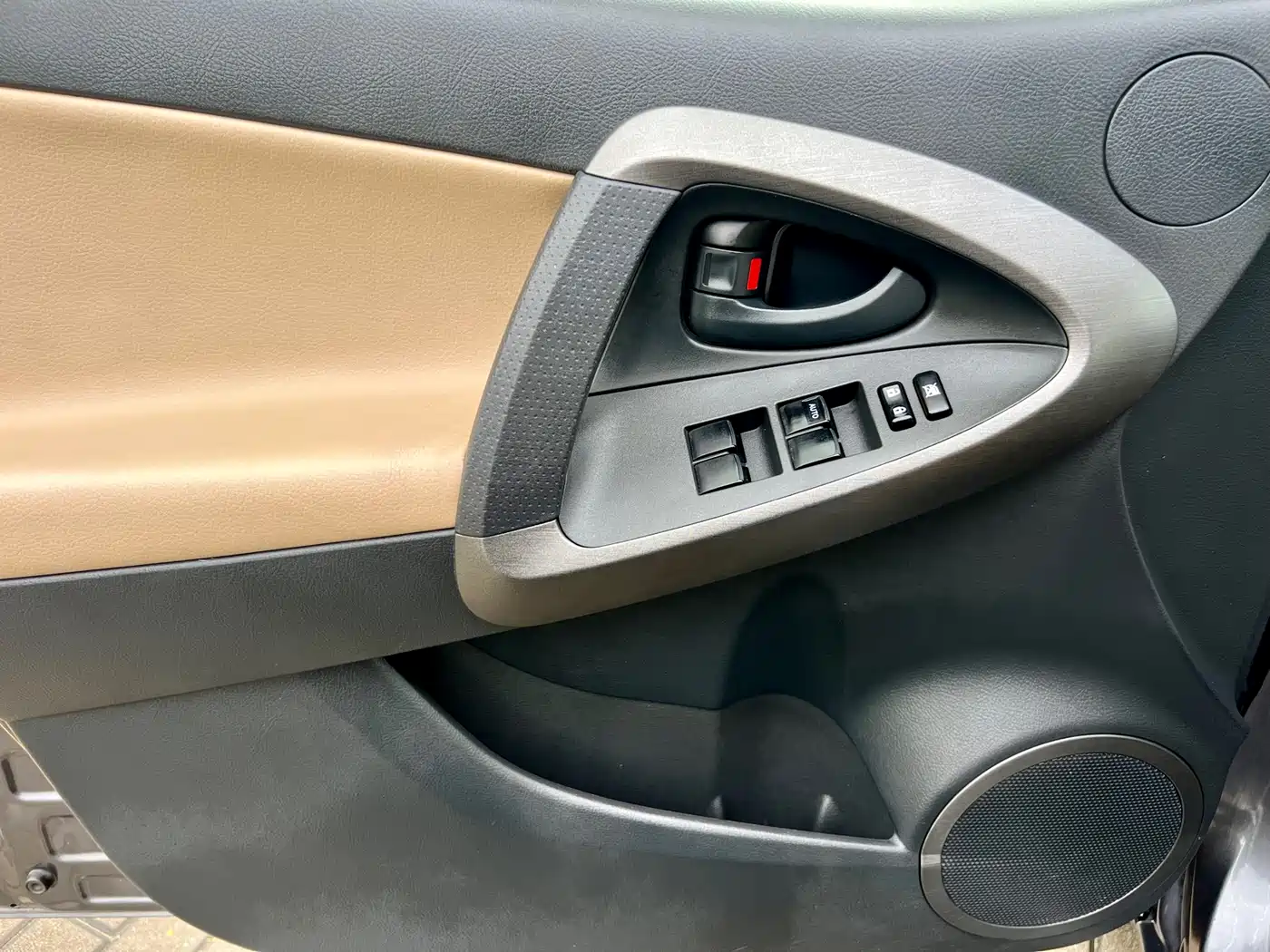 Toyota RAV4 Rongfang 2011 2.0L Automatic Classic Edition фото 15