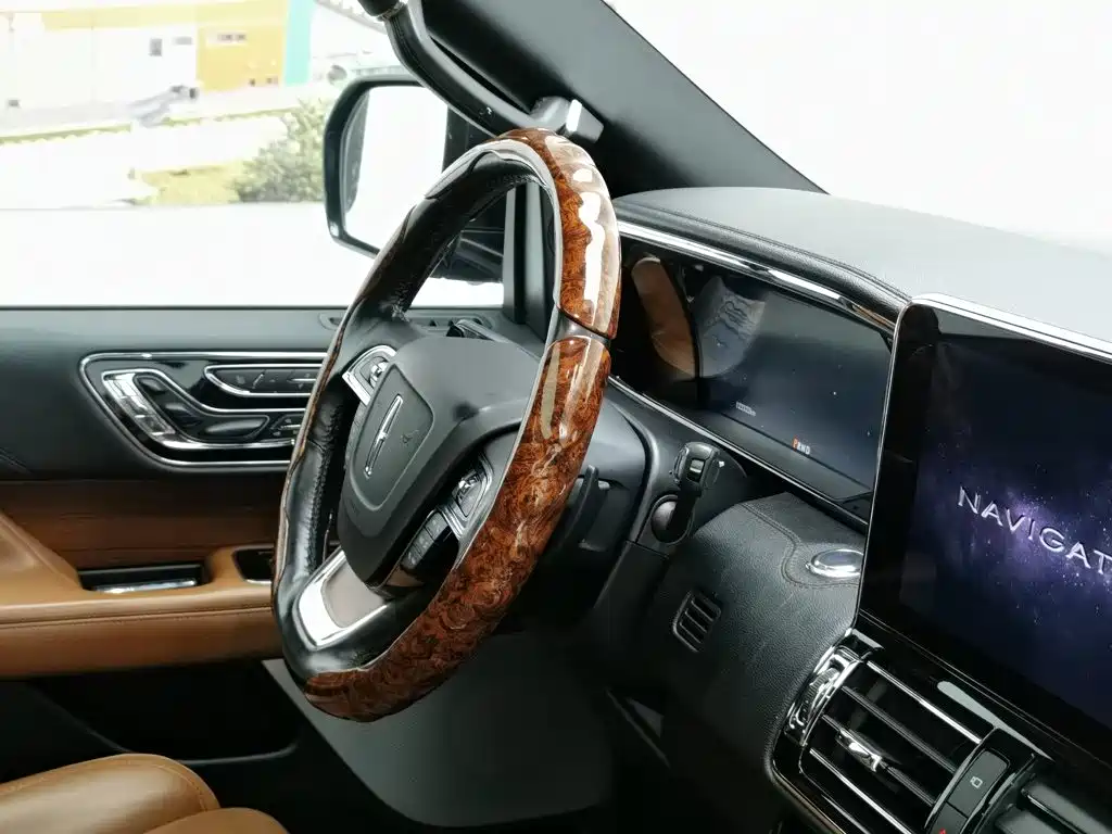 Фото 22 - Lincoln Navigator
