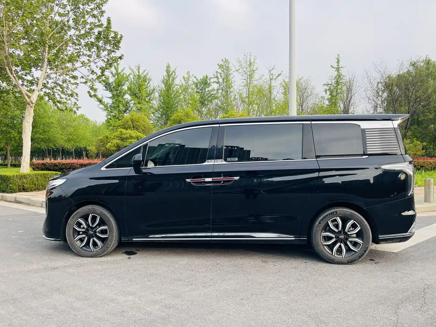 Hongqi HQ9 2023 2.0T Smart Connect Flag Enjoy Edition фото 4