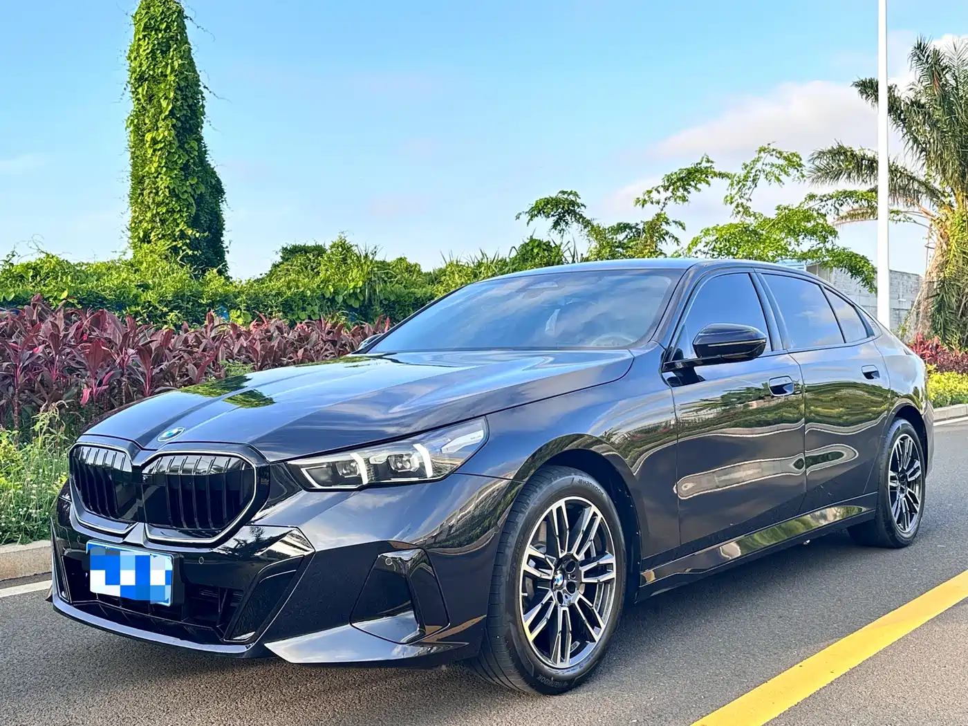 BMW 5 Series 2025 530Li Leading M Sport Package фото 2