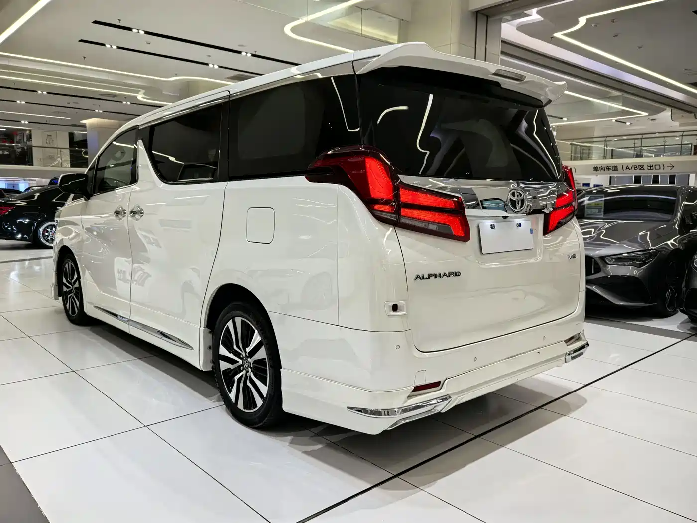 Toyota Alphard 2019 Hybrid 2.5L Premium Edition фото 9