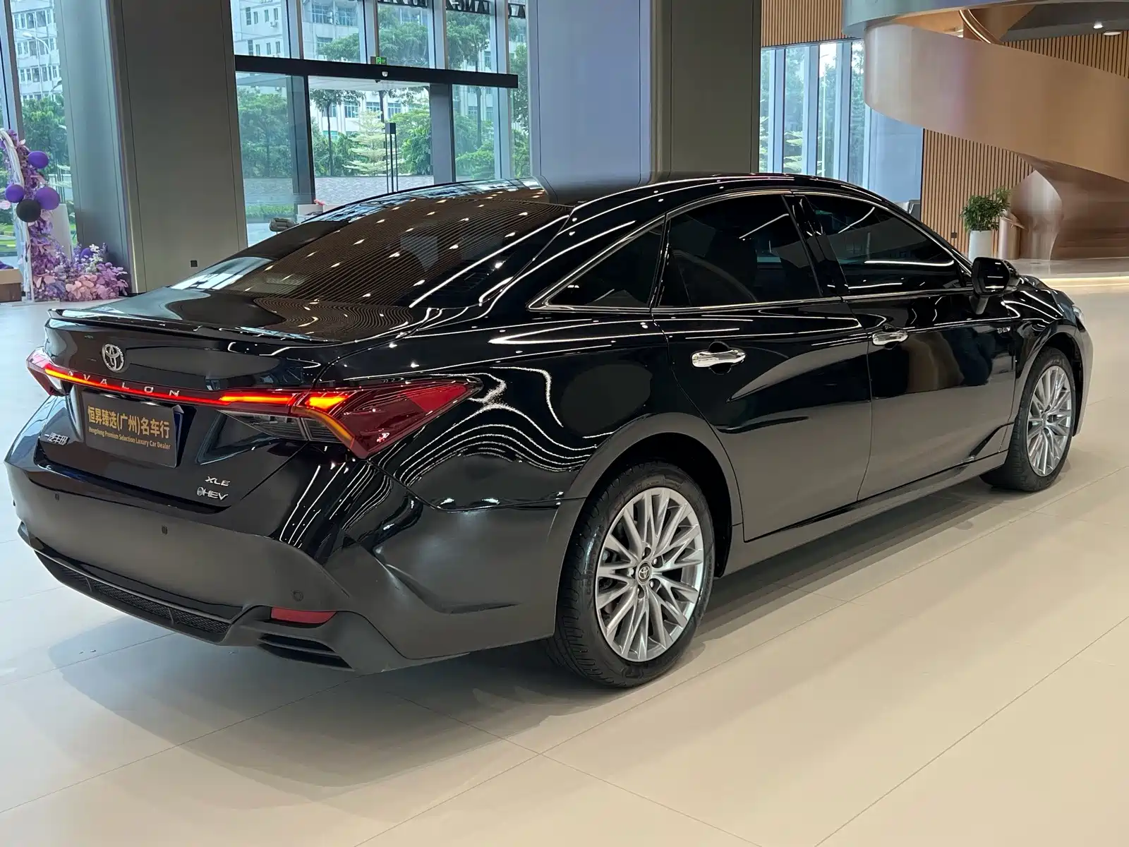 Photo 6 - Toyota Avalon