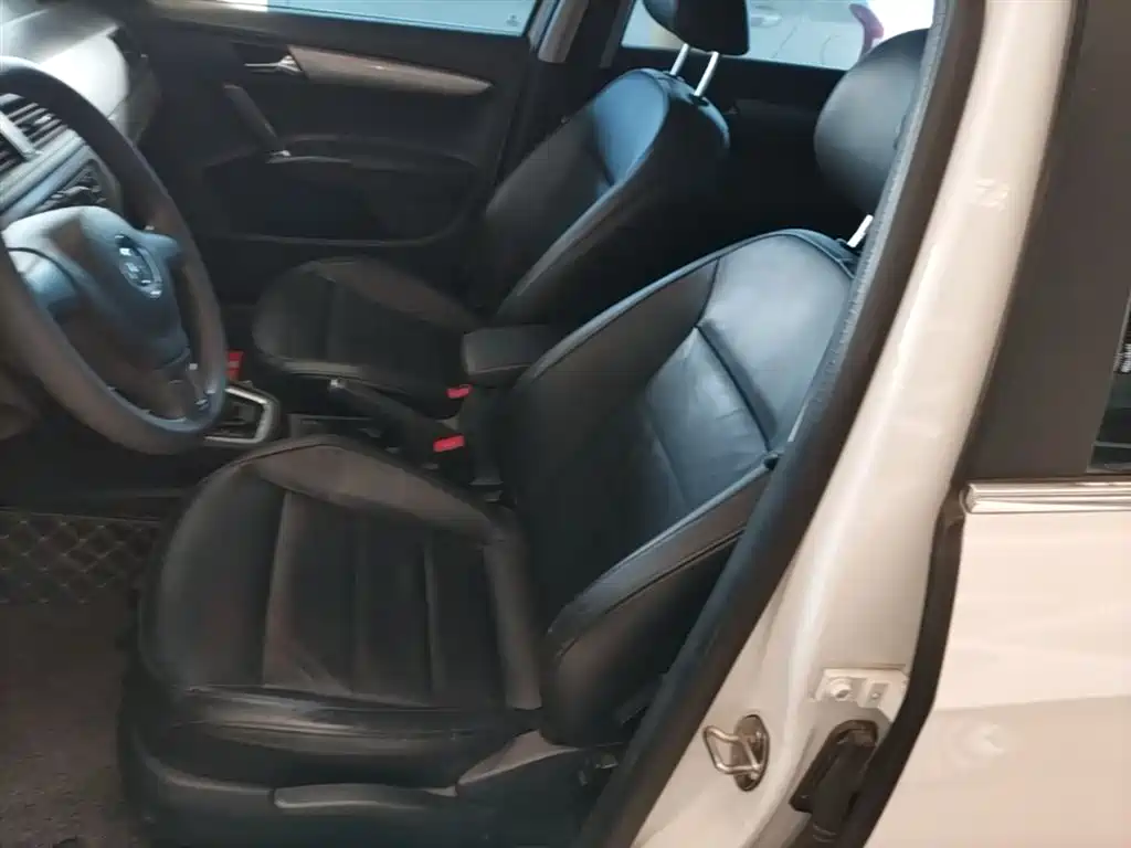 Volkswagen Lavida 2013 Facelift Classic 1.6L Automatic Comfort фото 15