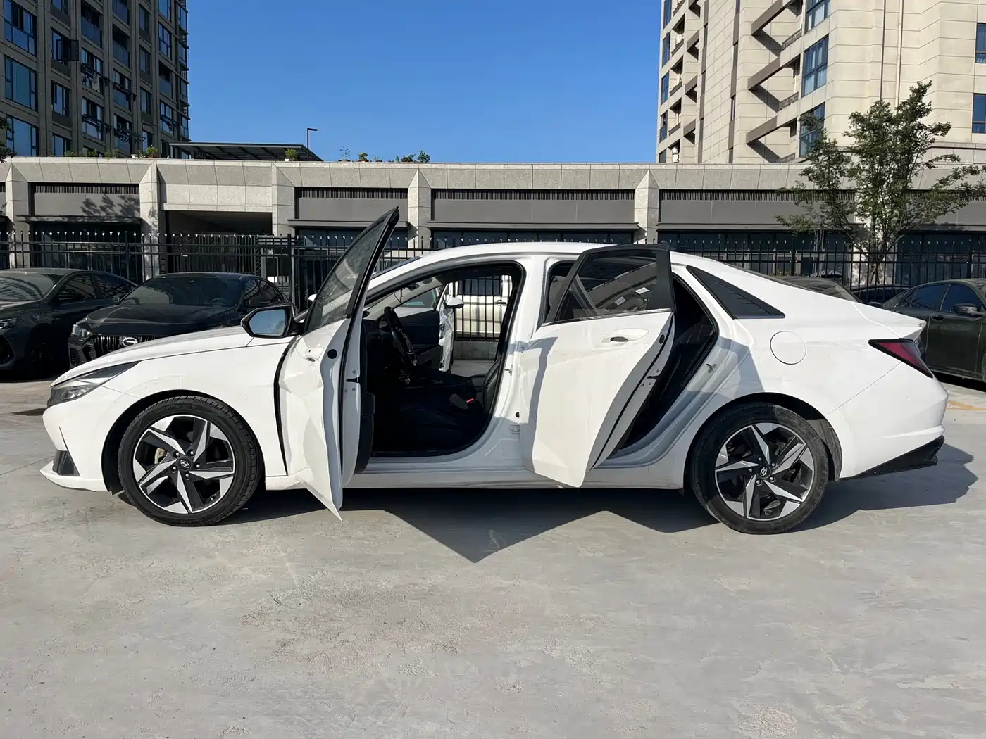 Hyundai Elantra 2021 1.5L CVT GLX Elite Edition фото 16
