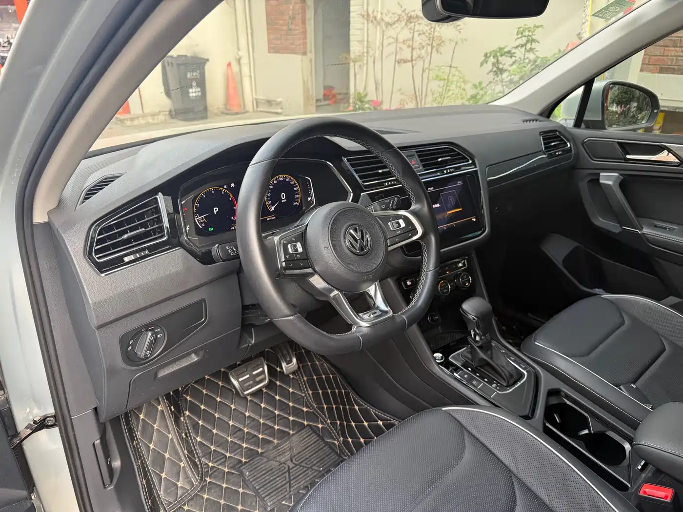 Volkswagen Tiguan L 2019 330TSI Automatic 2WD R-Line Flagship Edition China VI фото 16