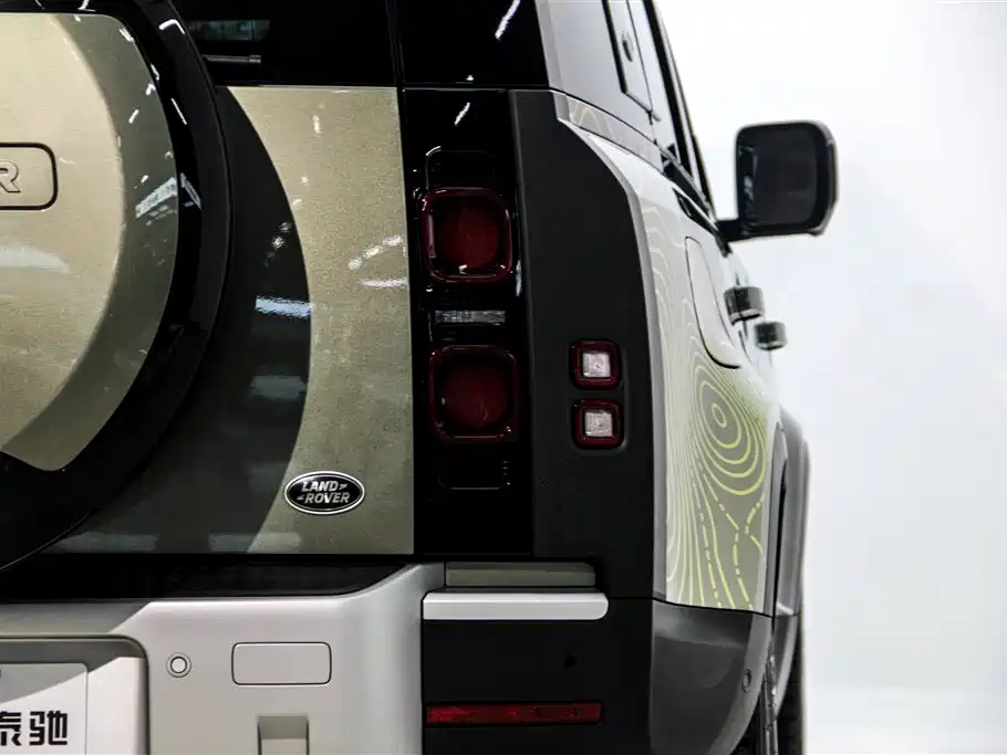 Land Rover Defender 2023 Facelift 110 3.0T P400 Dark Special Edition фото 11
