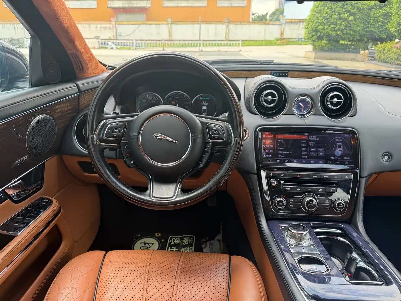 Фото 10 - Jaguar XJ