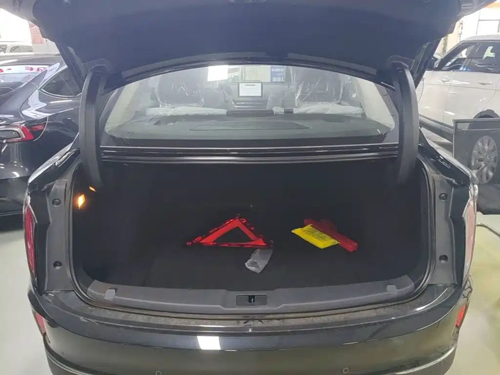 Hongqi E-QM5 2026 2025 610km PLUS