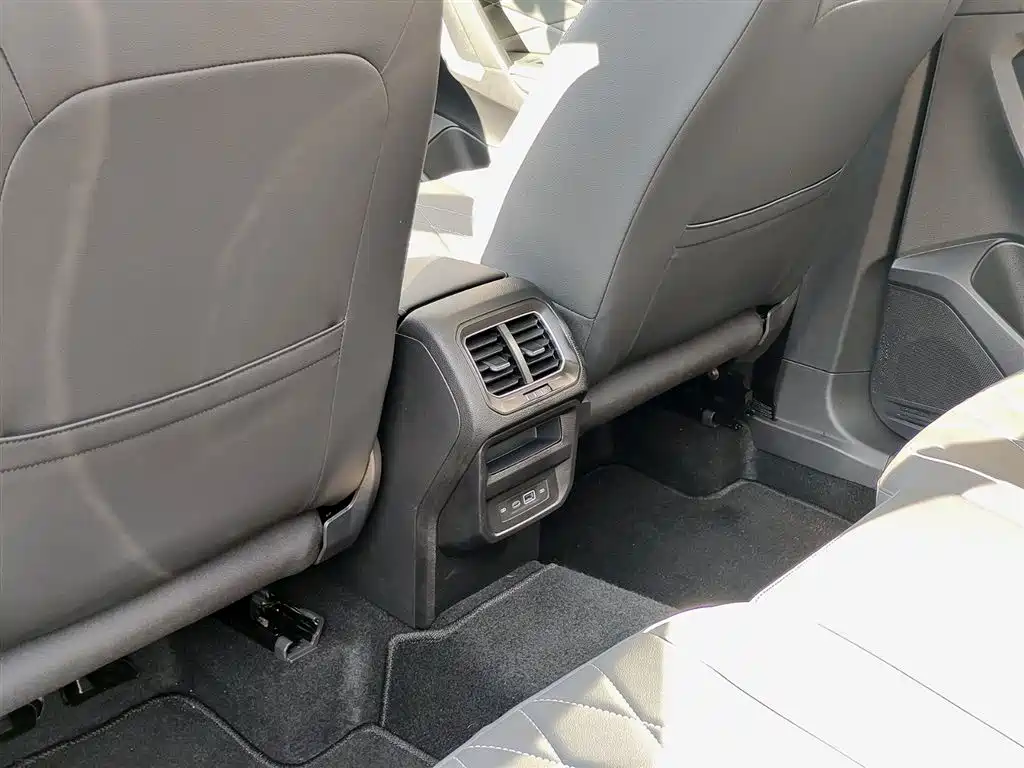Volkswagen Tiguan L 2024 Outstanding 330TSI Auto 2WD R-Line Dragon Glory Edition фото 9