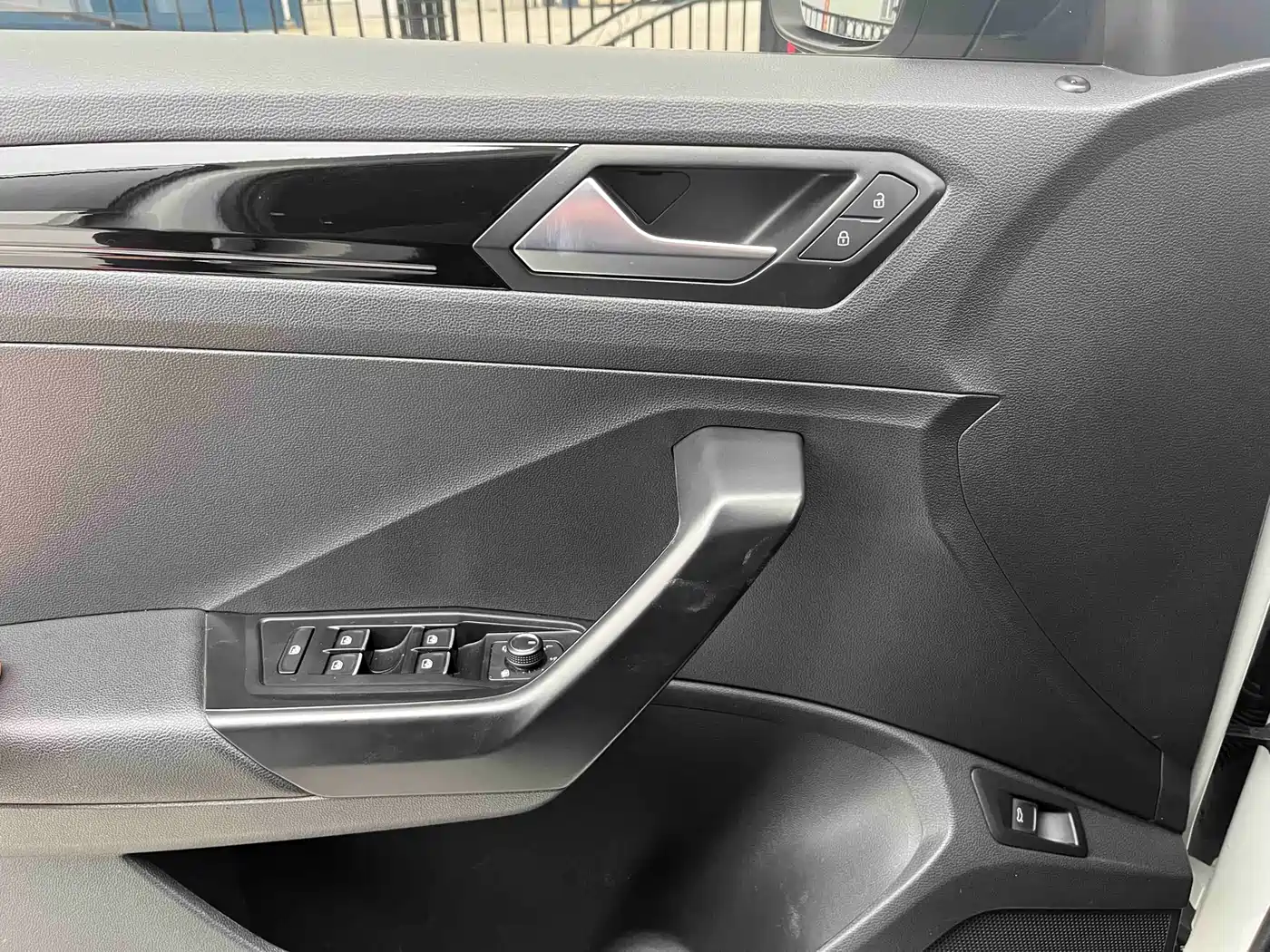 VOLKSWAGEN T ROC EXPLORING SONGS