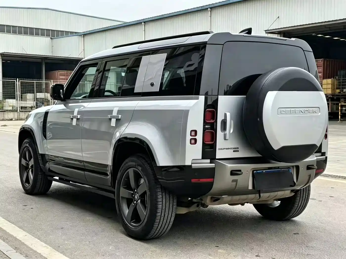 Land Rover Defender 2022 110 P400 X-DYNAMIC HSE фото 7