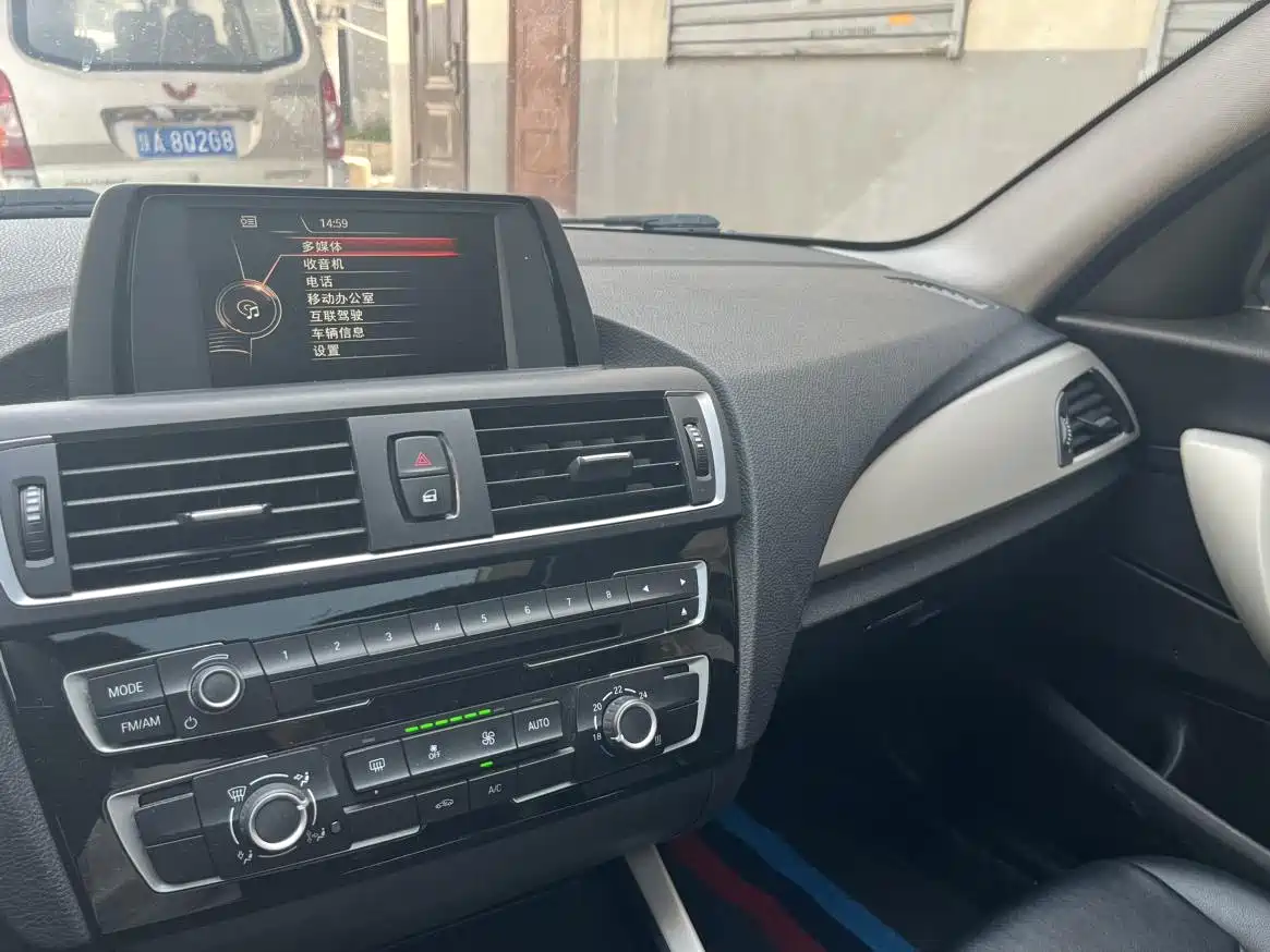 BMW 1 Series (Import) 2018 118i Leading фото 11